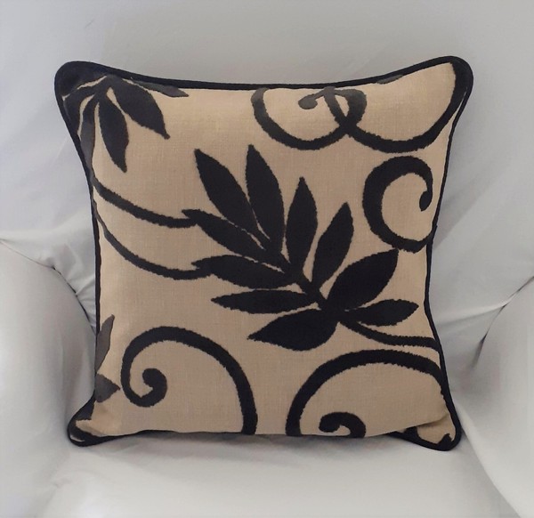 Cojín Beige 40cm, Patrón Hoja Chenilla Negro, Ribete Tubería, Hecho a Mano Reino Unido