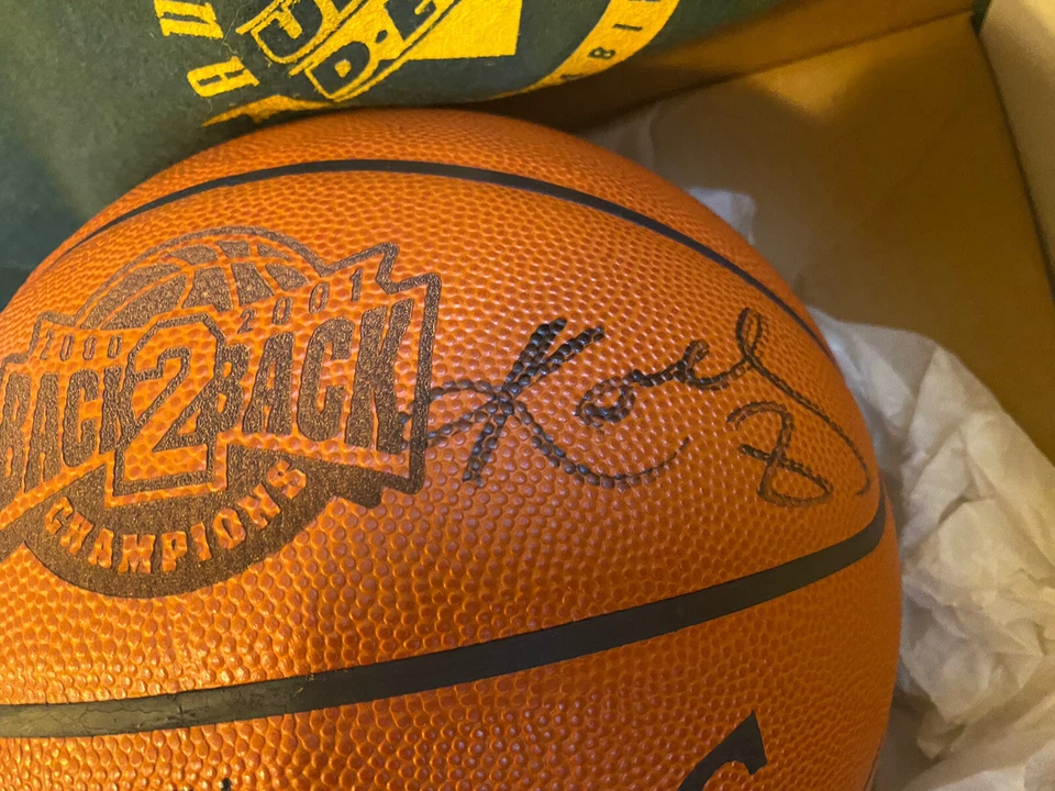 Kobe Bryant Shaquille O'Neal UDA Upper Deck Signed Autograph B2B Basketball /201 - Image 3 of 4