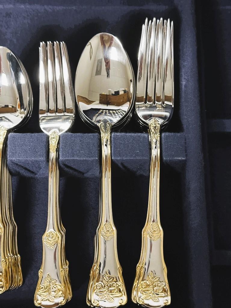 42 Pieces Royal Albert OLD COUNTRY ROSES Service for 8 Flatware 42 Pieces Royal Albert OLD COUNTRY ROSES Service for 8 Flatware