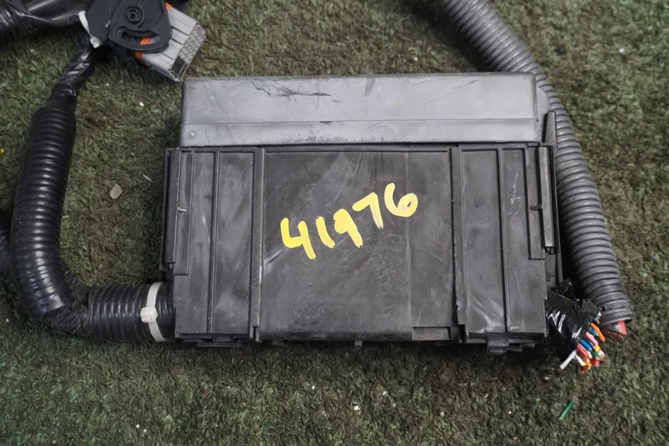 2011 NISSAN JUKE 1.6L ENGINE FUSE BOX JUNCTION RELAY OEM 24382 EG002 - Image 2 of 4