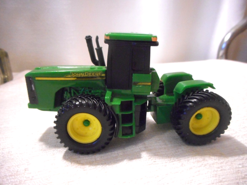 Trattore ERTL John Deere 9620 4WD 1/64 pressofuso e plastica finestre nere 4 1/2" - Foto 7 di 12