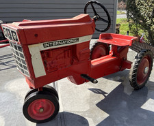 Ertl International Harvester IH Model 856 pedal tractor - Rare   All Original