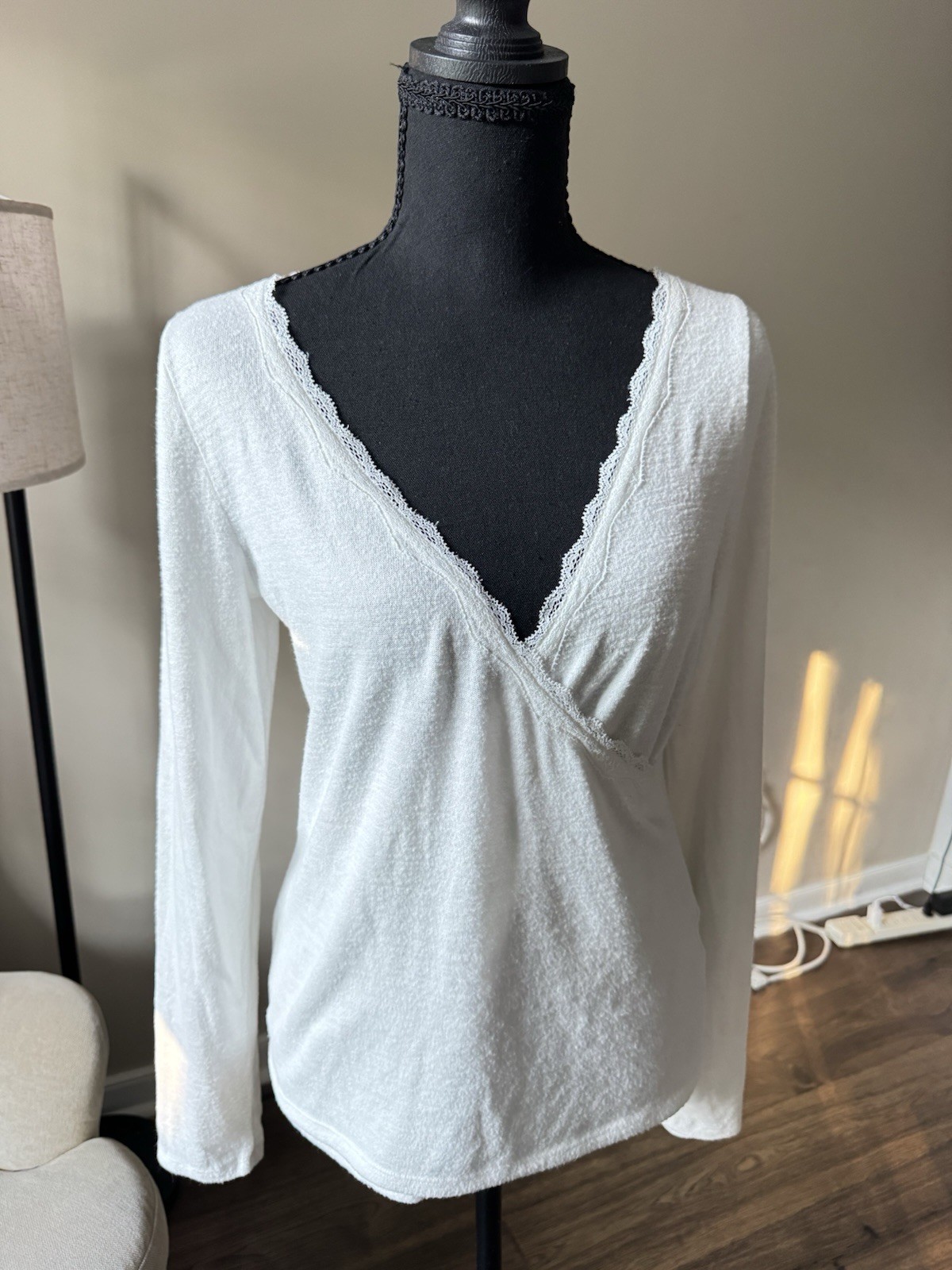 Hollister Women's White Solid V-Neck Lace Trim Long Sleeve Knit Top Size L