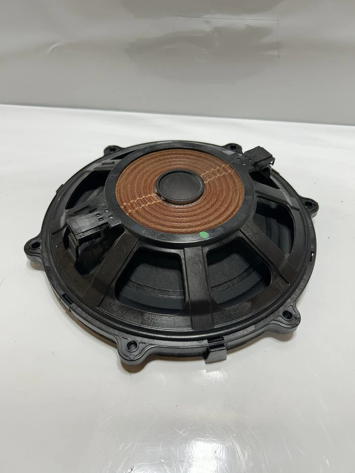 Altavoz subwoofer trasero Harman/Kardon LR4 Land/Range Rover 12-16 OEM Foto 3 de 4