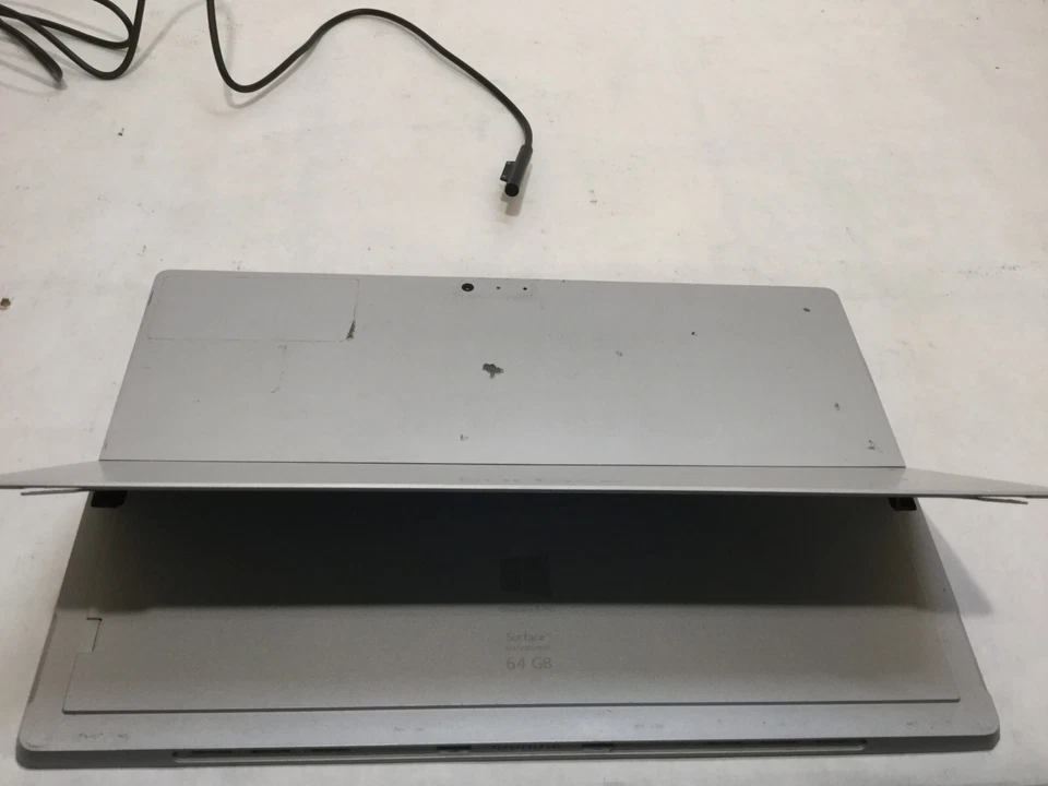 Microsoft Surface 64GB Intel Core i3 4GB RAM -Bad Touch/Cracked Screen -MR - Image 3 of 4