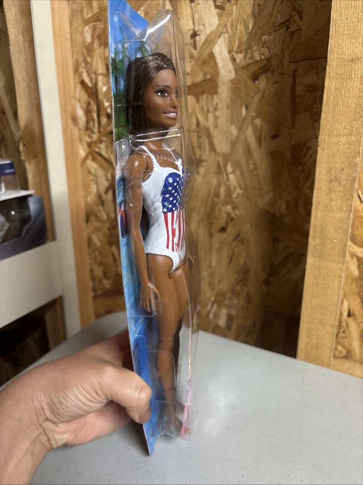 Barbie Mattel 2019 muñeca de playa pelo moreno con EE. UU. Traje de baño Flag sin abrir Foto 4 de 4