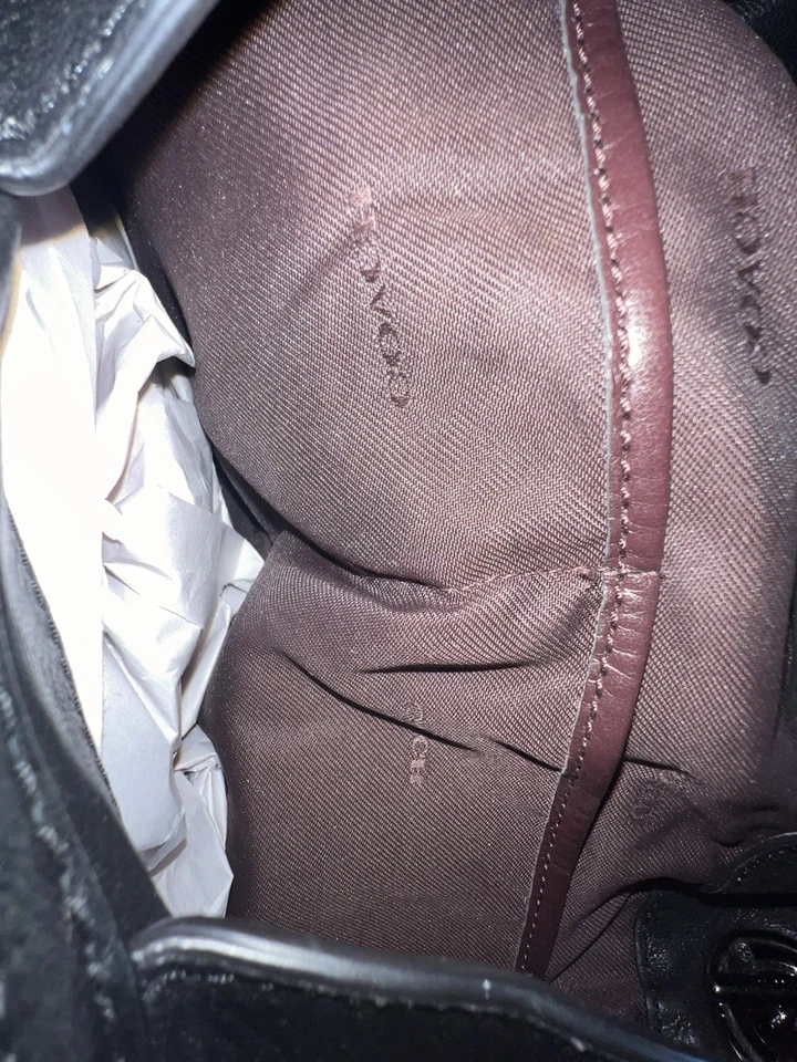 Bolso de hombro Coach Turnlock Edie negro con acolchado y remaches Foto 3 de 4