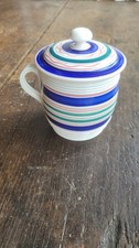Ancienne grande tasse couverte faïence fine blanche et bleu rouge