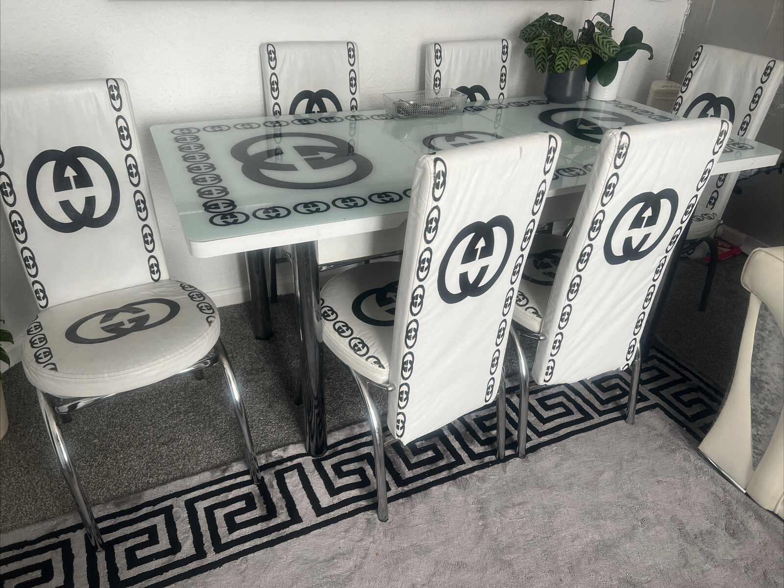Gucci Dining Table Set white&black with 6 chairs. Italian Extendable