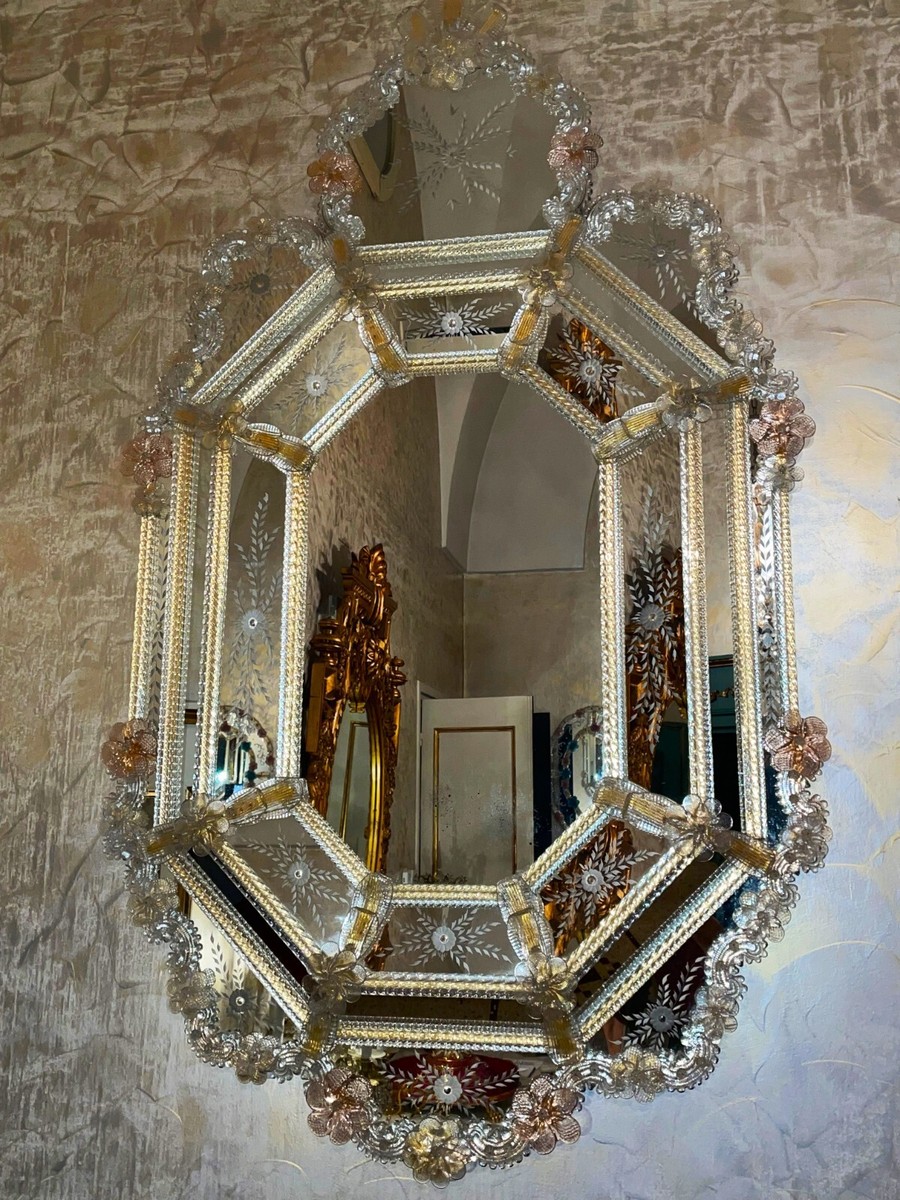 imposing Venetian mirror in gold, white and pale pink Murano glass