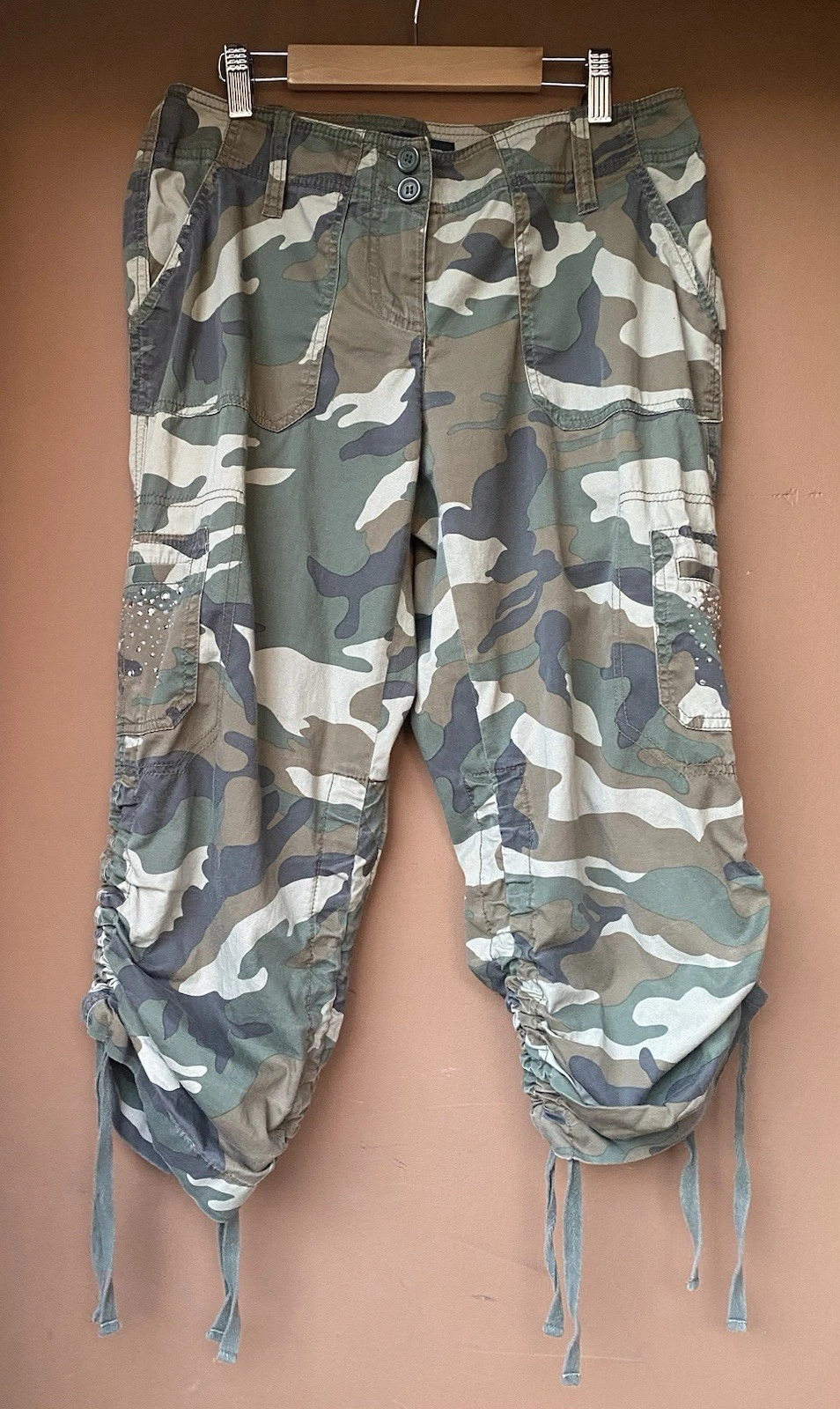 INC Camo Capri Pants Rhinestone Bling Cargo Ruched Women’s Size 4