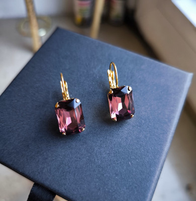 Vergoldete Ohrringe mit Swarovski Octagon Crystal in Burgundi Farbe  