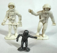 MARX Vintage Lot of 2 White Cast Plastic Space Man Astronaut Figures 2" w/ Mini