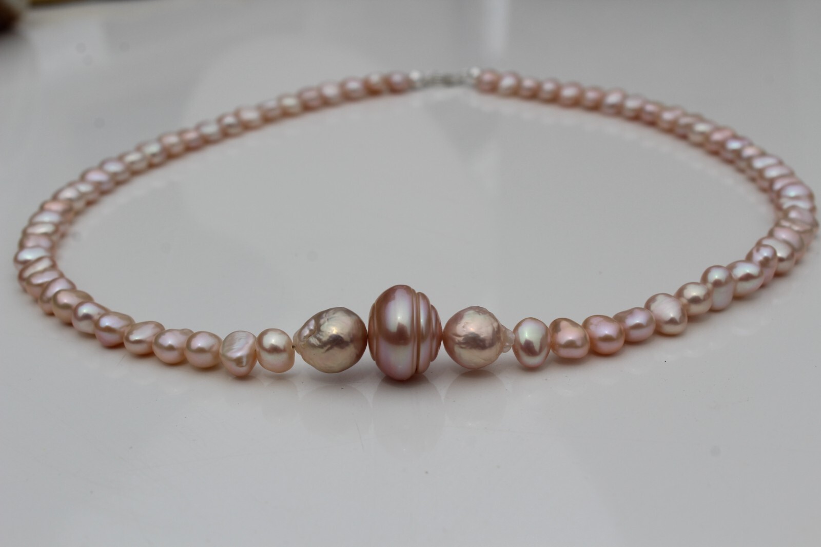 Collier perles de culture roses et nacre baroque d'exception sur monture argent