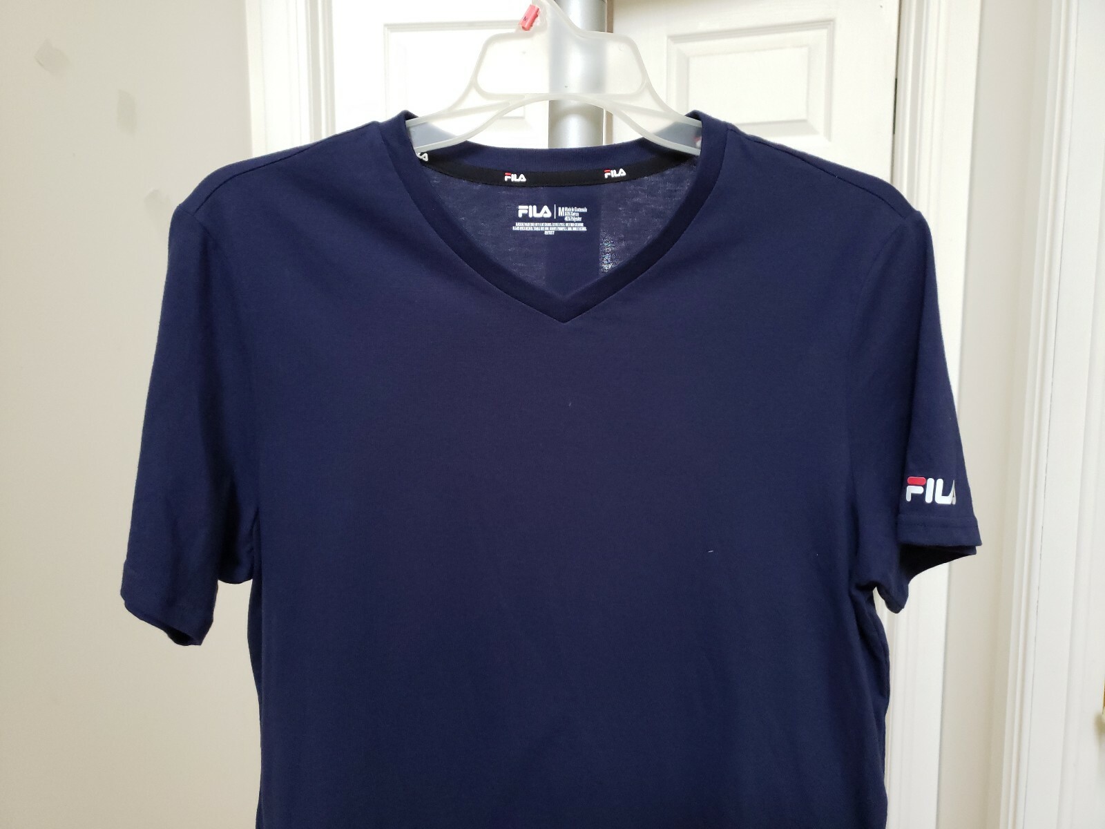 T shirt uomo Fila manica corta. Scollo a V taglia media. Nuovo senza etichette.