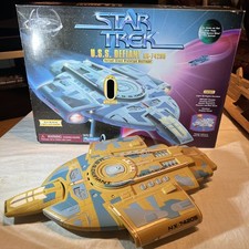 Star Trek USS Defiant NX-74205 Vehicle 1997 Playmates fantastic condition 