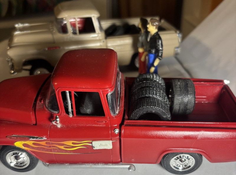 Chevrolet Cameo 1:24 Diecast Pickup Trucks Red Gold with Figures Tires Plate