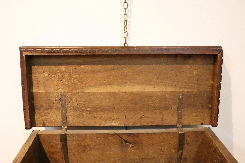 Manta cofre o cofre miniatura tallada en nogal italiano renacentista siglo XIX Foto 4 de 4