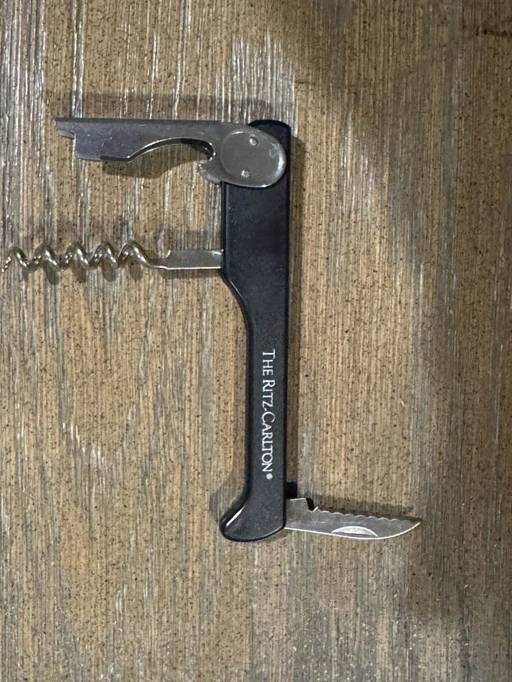 Sacacorchos multifunción abridor de vino Ritz-Carlton Foto 2 de 4