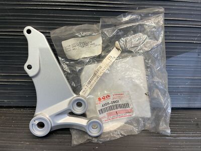バイイー 2006-2009 Suzuki GSXR 600-750 Right front foot peg bracket NEW OEM