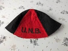 1987 University Of New Brunswick Orientation Felt Beanie Hat Red And Black UNB