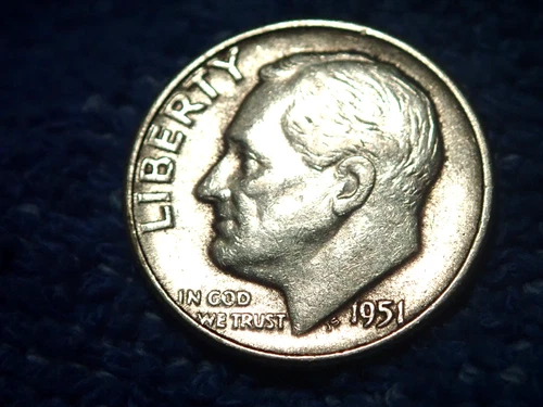 SILVER ROOSEVELT DIME: 1951-P IN EXTREMELY FINE CONDITION!