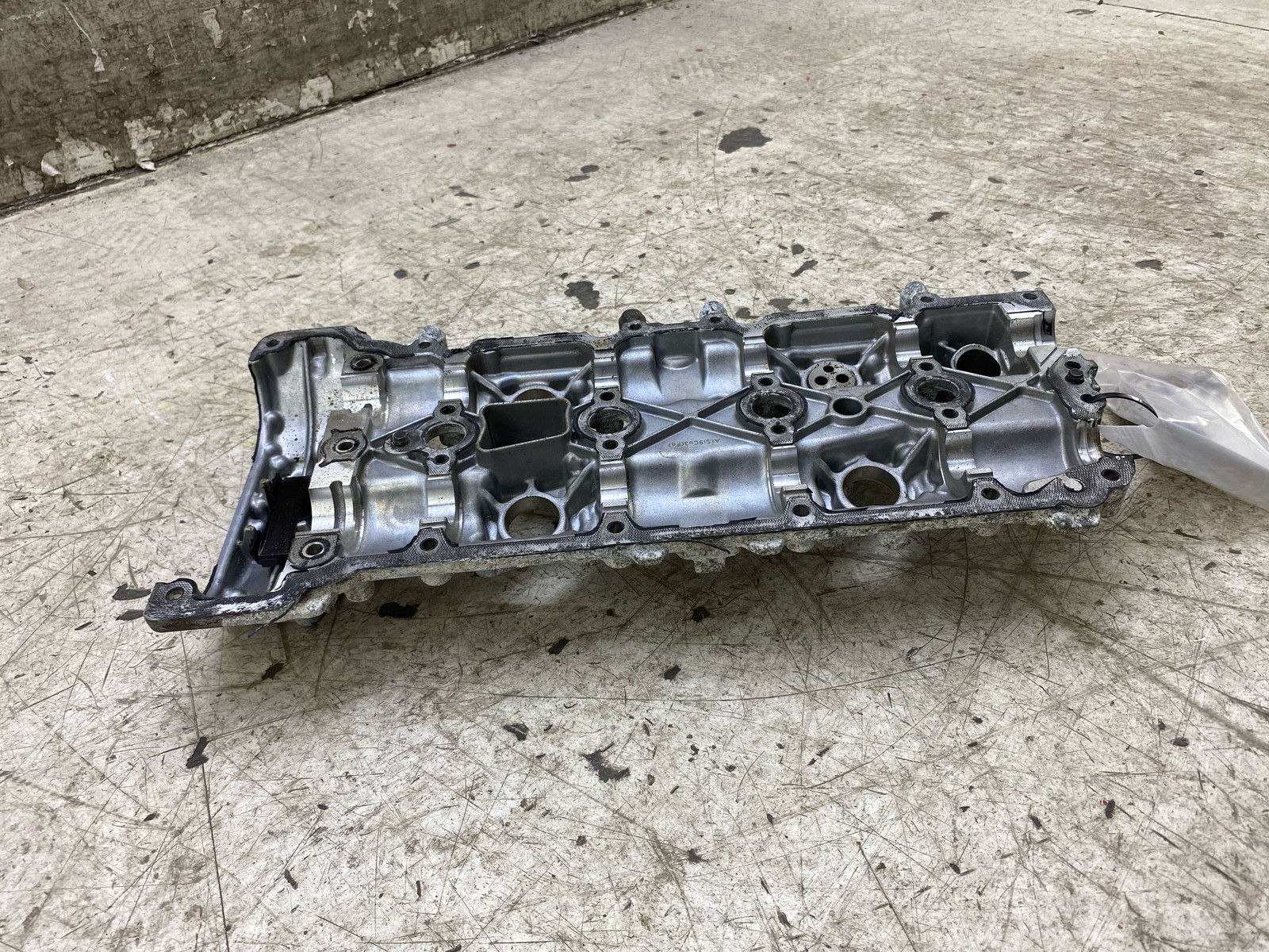 2020-2025 ASTON MARTIN DBX OEM 4.0L V8 RIGHT M177 ENGINE VALVE COVER 1770105904