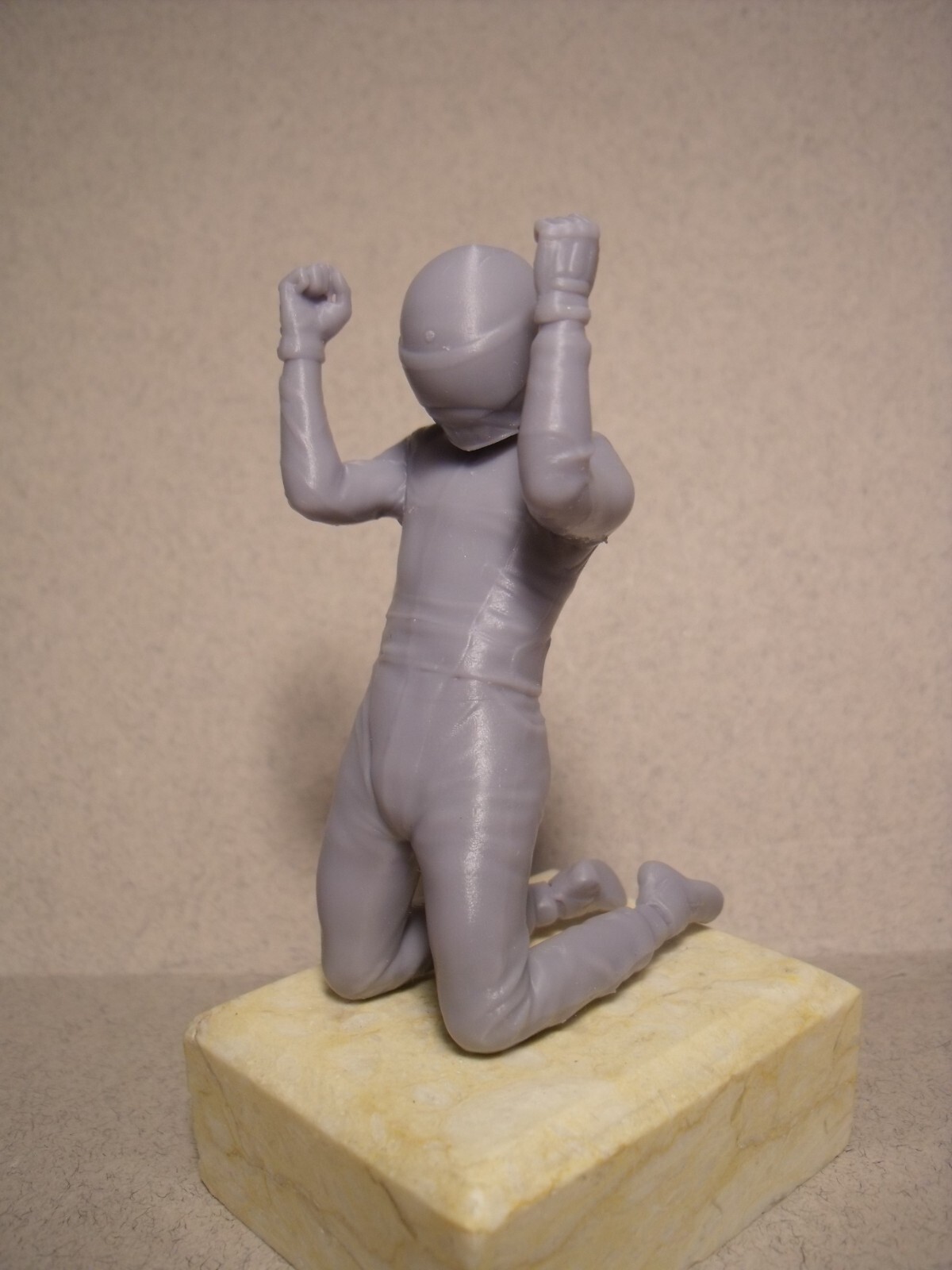 Figurine articulée 1/18 pilote 39 en position Winner Knees Vroom