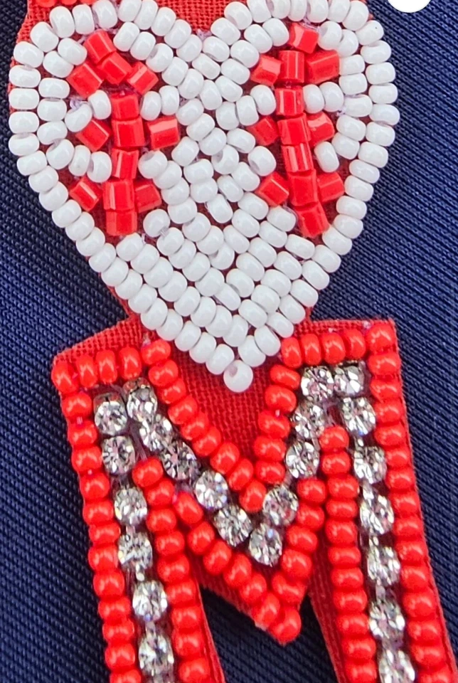 "Pendientes perforados BÉISBOL MAMÁ semillas cuentas y diamantes de imitación rojo y blanco 3,5""x 1,2"" nuevos con etiquetas" Foto 2 de 4