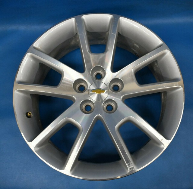 Chevrolet Malibu 20062012 Used OEM Wheel 18x7 Factory 18" Rim SILVER