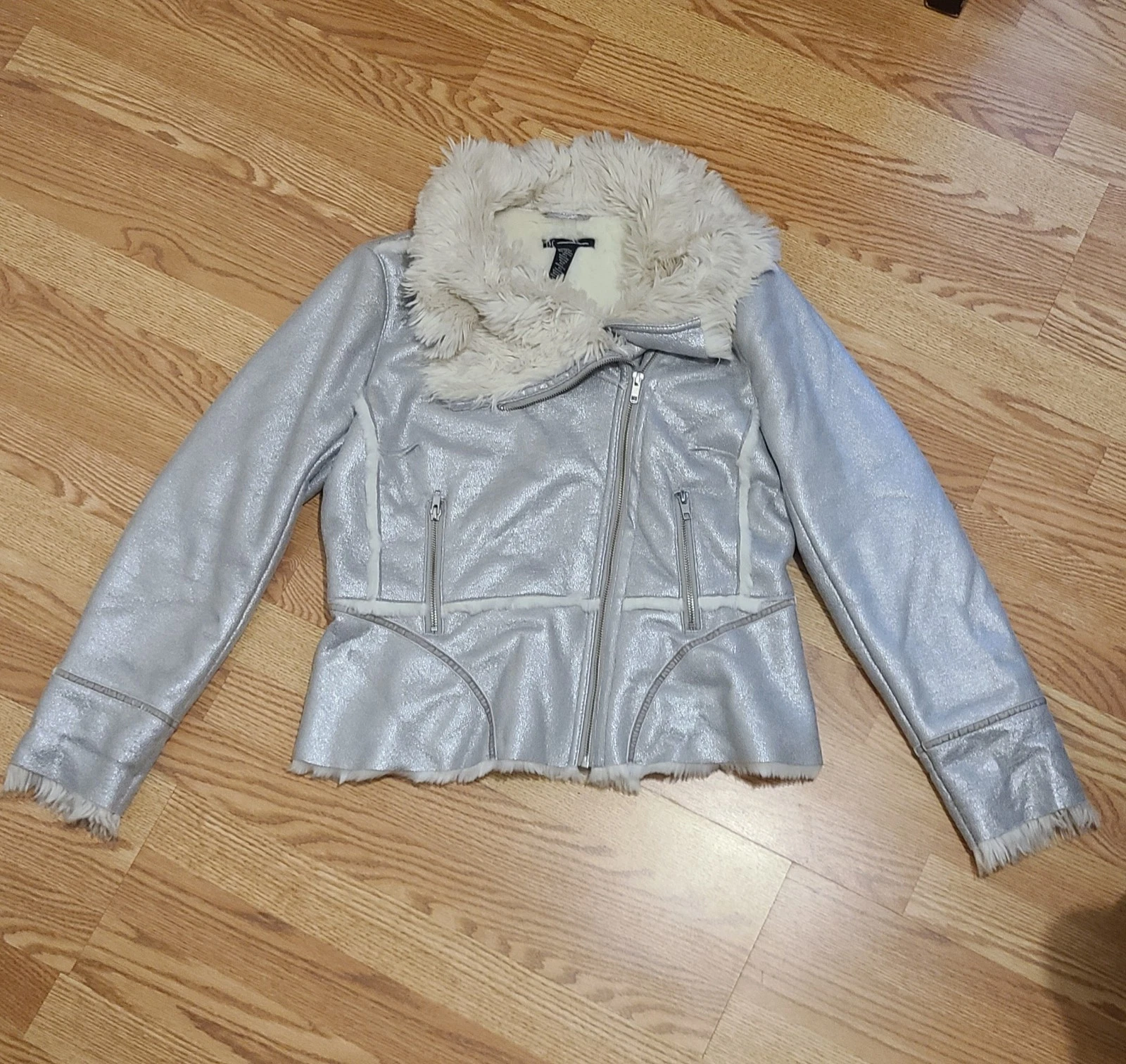 INC Distressed Metallic Silver Faux Leather Cost Medium Faux Fur Velvet Trim
Opens in a new window o