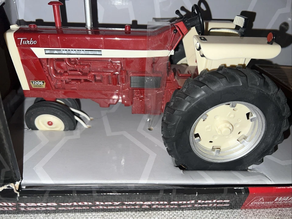 FARMALL 1206 Tractor With Hay Wagon Big Farm 46213 Case IH Box Slightly Damaged - Image 4 of 4