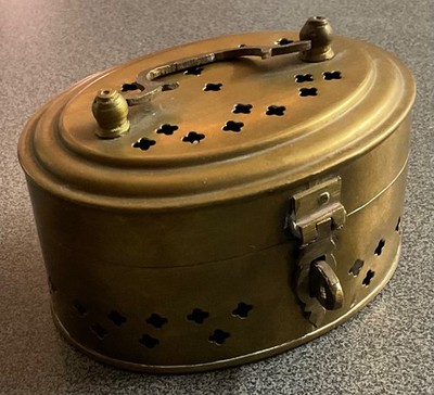 SELTENE VINTAGE MASSIVE MESSING CRICKET BOX, SCHARNIERDECKEL, DURCHBOHRTE KLEEFÖRMIGE AUSSCHNITTE...
