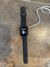 Apple Watch SE 44 mm Black Band Wit Chargers