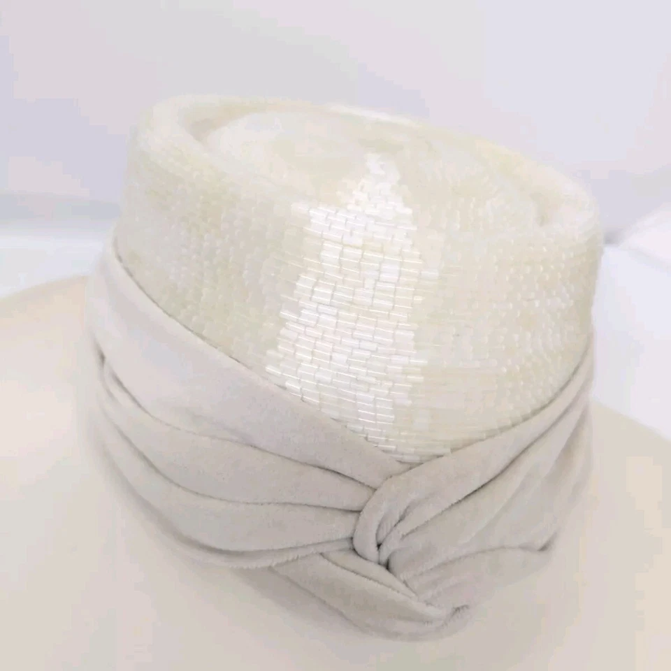 $139 NUEVO CON ETIQUETAS WHITTALL & SHON Sombrero Marfil Lana Vidrio Cuentas Boda Iglesia Derby Foto 2 de 4