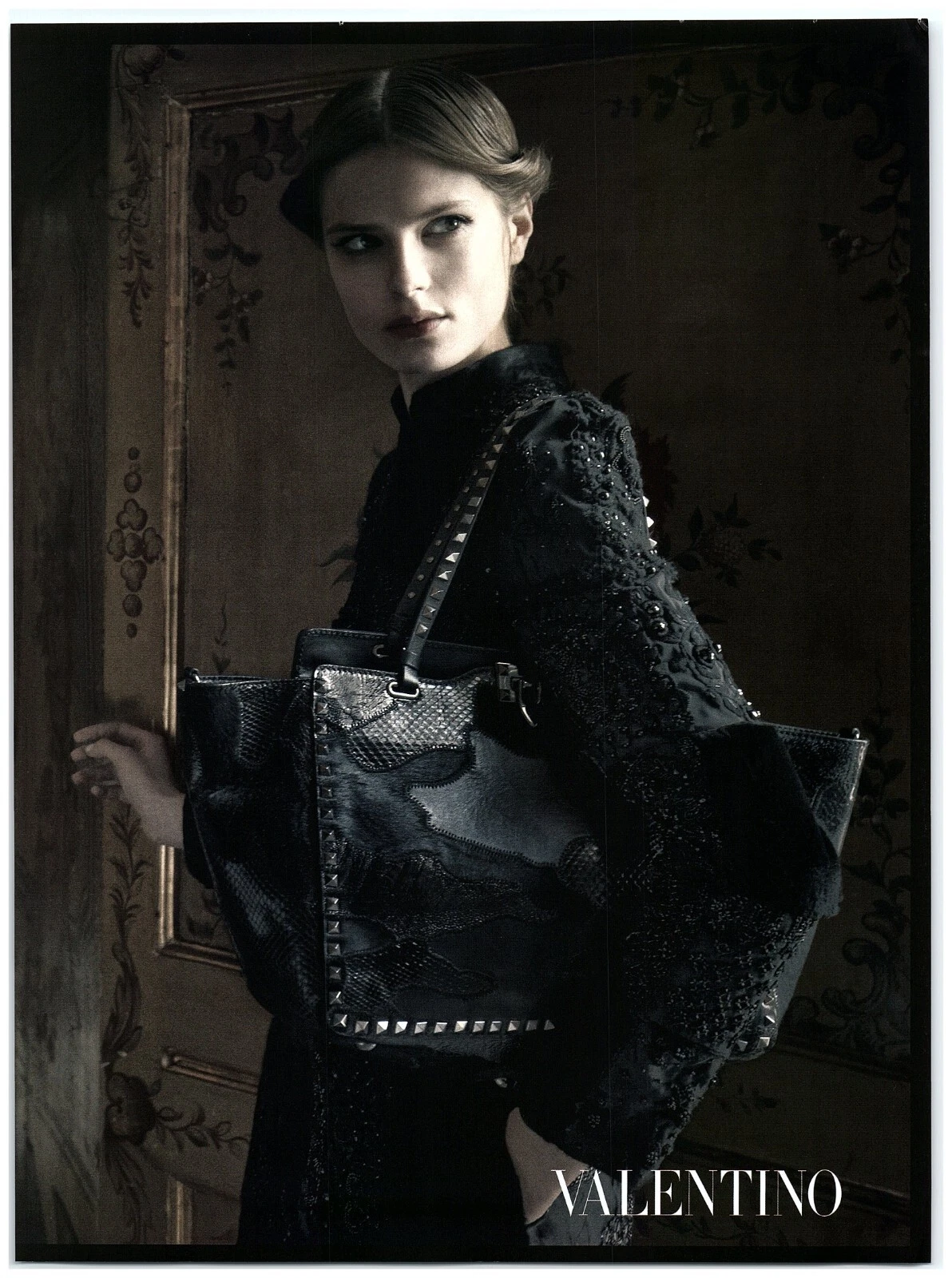 Pubblicità stampa Valentino 2012 modello Caroline Brasch Nielsen cappotto e borsa nero di lusso