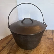 Vintage No. 7 Cast Iron Flat Bottom Kettle With Lid