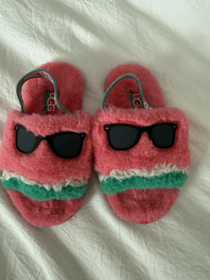 Ugg 幼儿绒毛 Yeah 西瓜条纹和太阳镜拖鞋 8 码 — 第 2/4 张图片