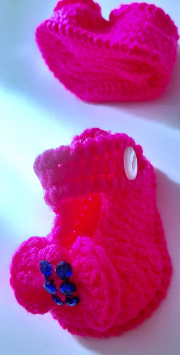 HAND KNITTED BABY BOOTIES HOT PINK INFANT SHOES PREGNANCY GENDER REVEAL GIFT