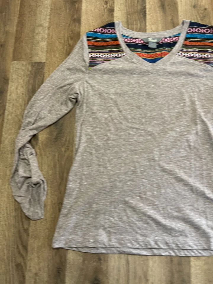 Camisa Natural Reflections, Mujer Talla Grande, Gris, Occidental, Cuello en V, Manga Larga Foto 3 de 4