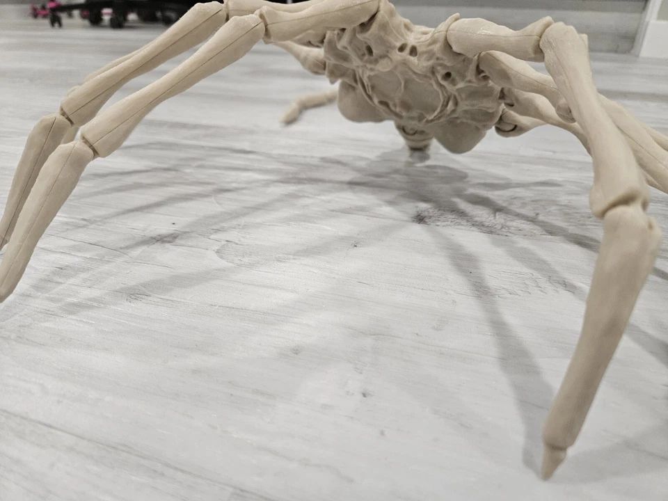 Alien Facehugger - Life Size & Life Like- 3D Printed Custom Replica - Adjustable - Image 4 of 4