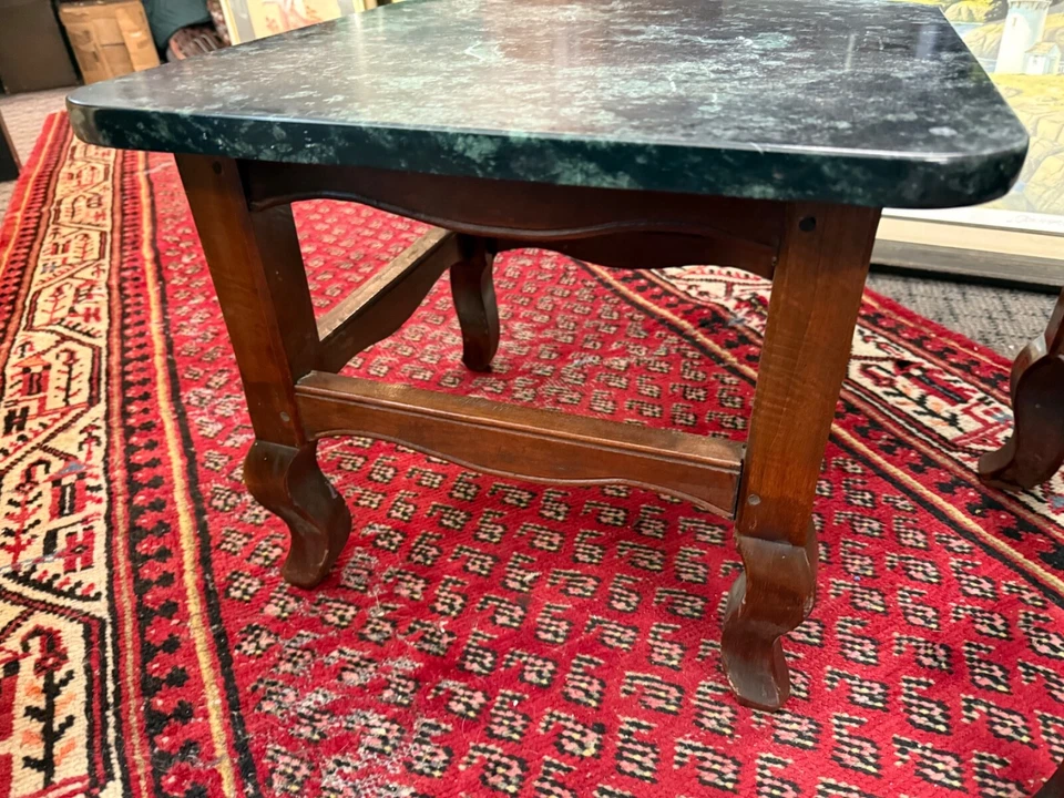 Mesas de mármol verde alrededor de 1930 un par Foto 4 de 4