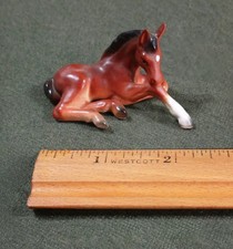 VINTAGE 1950s tiny RESTING FOAL bay satin gloss horse colt JAPAN Lefton?