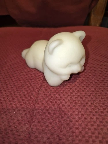 VINTAGE FENTON ART GLASS SATIN WHITE DAYDREAMING BEAR FIGURINE UNDECORATED