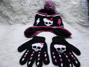 girls black hat and gloves