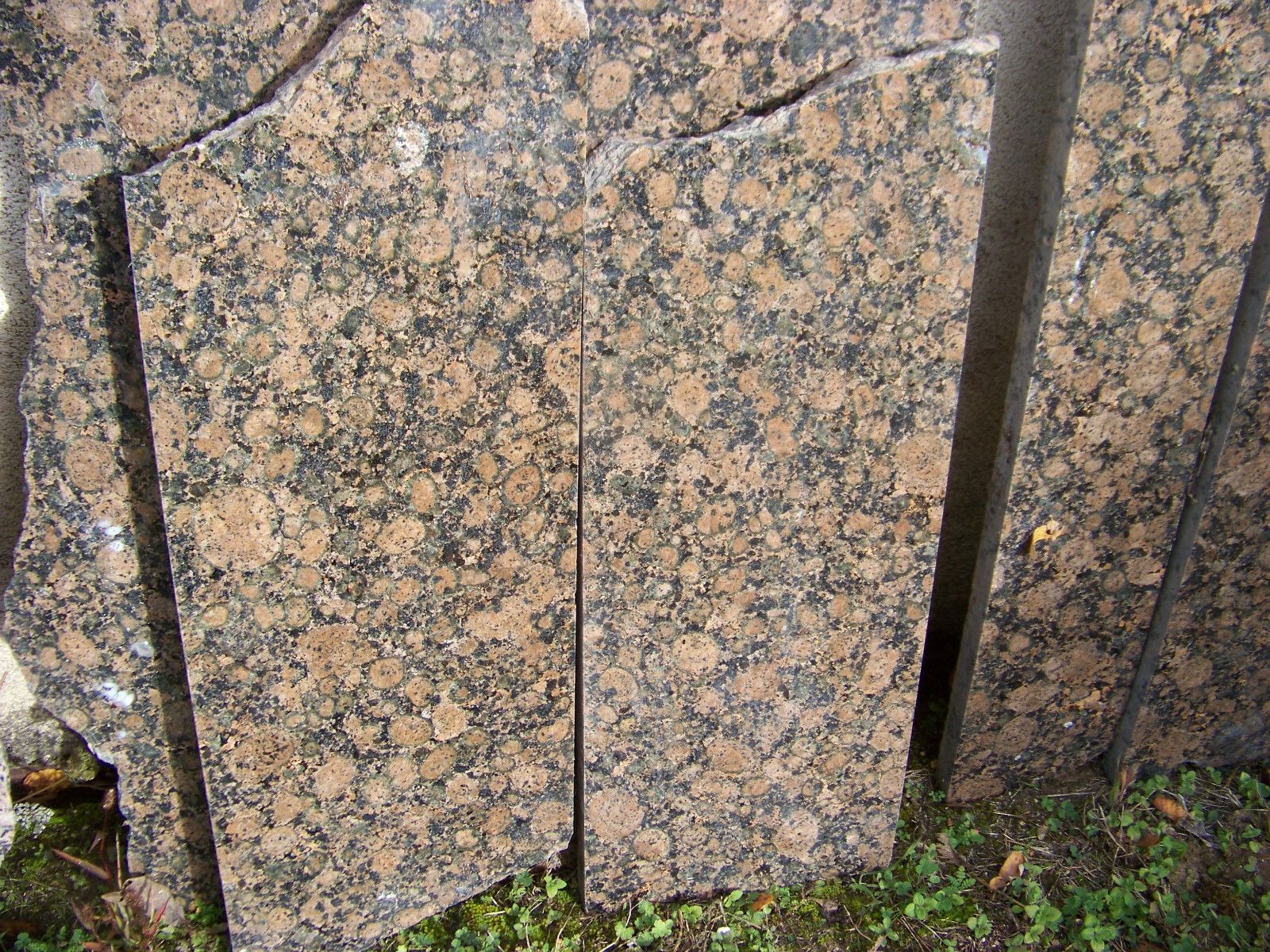 Plaques de granit pour terrasse extérieure et sol de cuisine