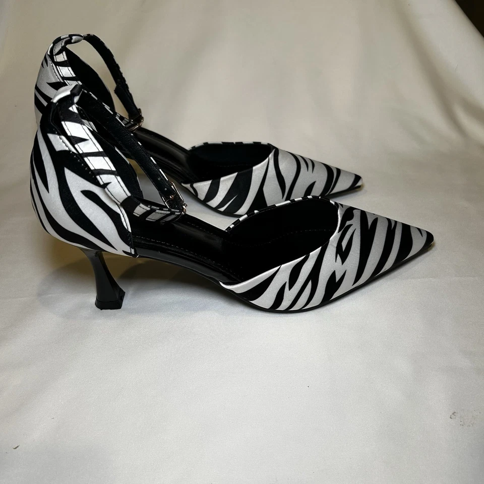 Tacones traseros con estampado de cebra en blanco y negro y negro talla 10 de marca Foto 2 de 4