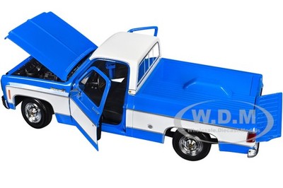 ミニカー k.a1974 Chevrolet C10 Nova SS 1974 Chevrolet C10 Cheyenne Super Pickup Truck Red and White