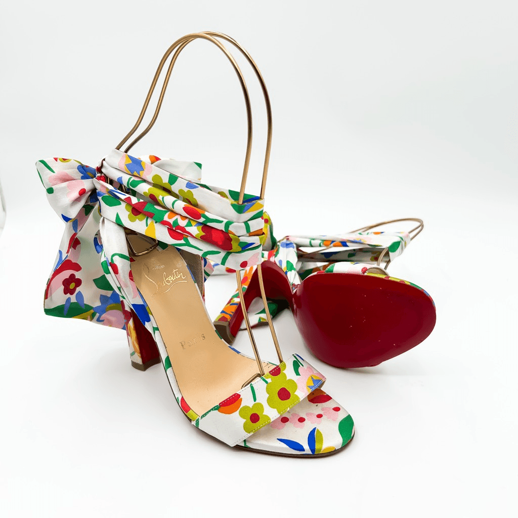 APL Christian Louboutin Crosse Du Desert 100 sandali floreali alla caviglia raso tacco