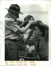 1988 Press Photo Green Bar Bill is showing Brian Moran how to Tie Rope together